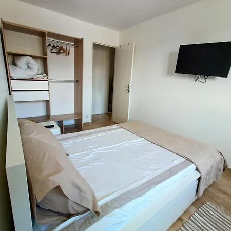 Private In Renovated - Tram 1 Min Walk Habitación en casa particular *