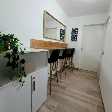 Private In Renovated - Tram 1 Min Walk