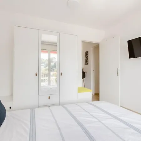 Private In Renovated - Tram 1 Min Walk Habitación en casa particular Niza