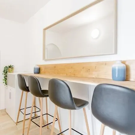 Habitación en casa particular Private In Renovated - Tram 1 Min Walk Niza