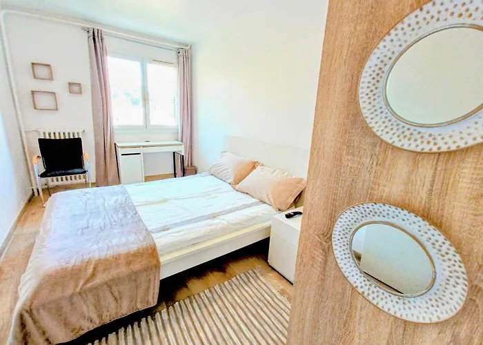 Private In Renovated - Tram 1 Min Walk Séjour chez l'habitant Nice
