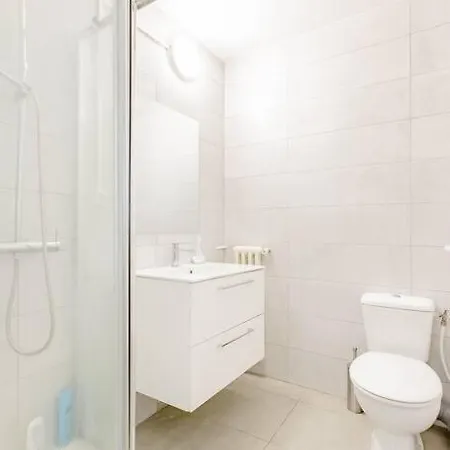 Проживание в семье Private In Renovated - Tram 1 Min Walk