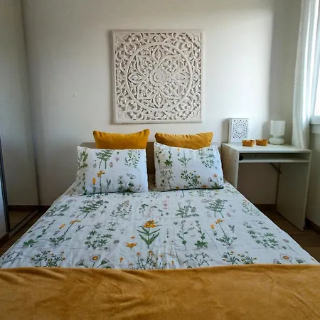 Private In Renovated - Tram 1 Min Walk Kwatera prywatna *
