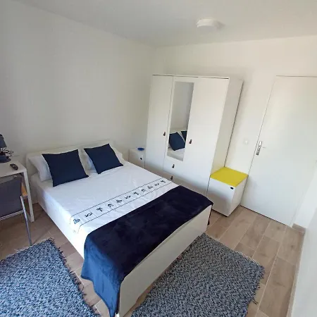 Homestay Private In Renovated - Tram 1 Min Walk