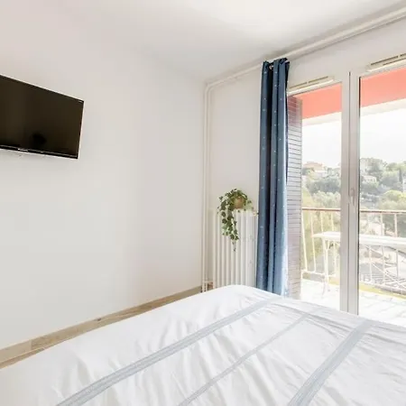 Private In Renovated - Tram 1 Min Walk
