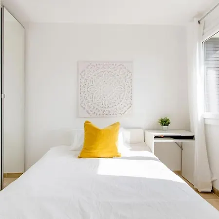 Homestay Private In Renovated - Tram 1 Min Walk