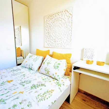 Private In Renovated - Tram 1 Min Walk Privatunterkunft