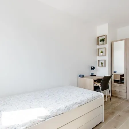 Private In Renovated - Tram 1 Min Walk 民宿